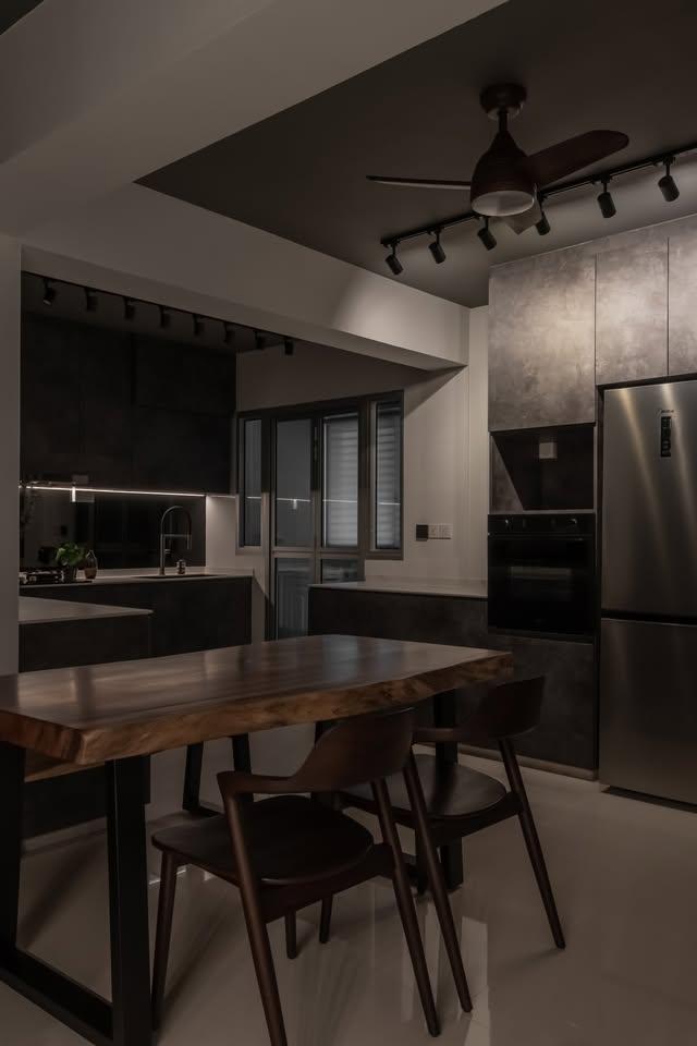 Contemporary Dining Room with Dining Table and Dining Chairs