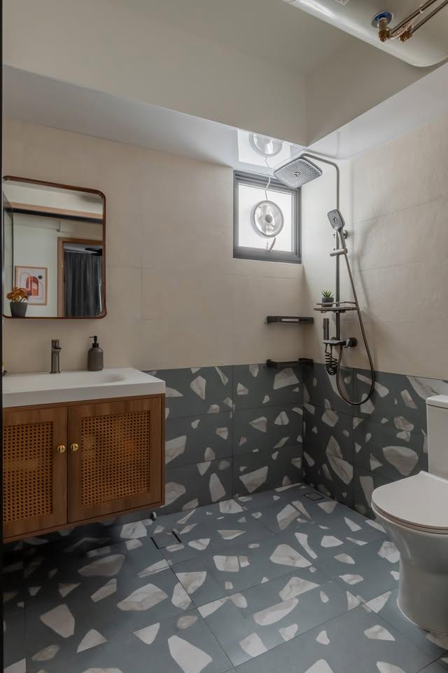 Modern Bathroom with Mirror and Showers