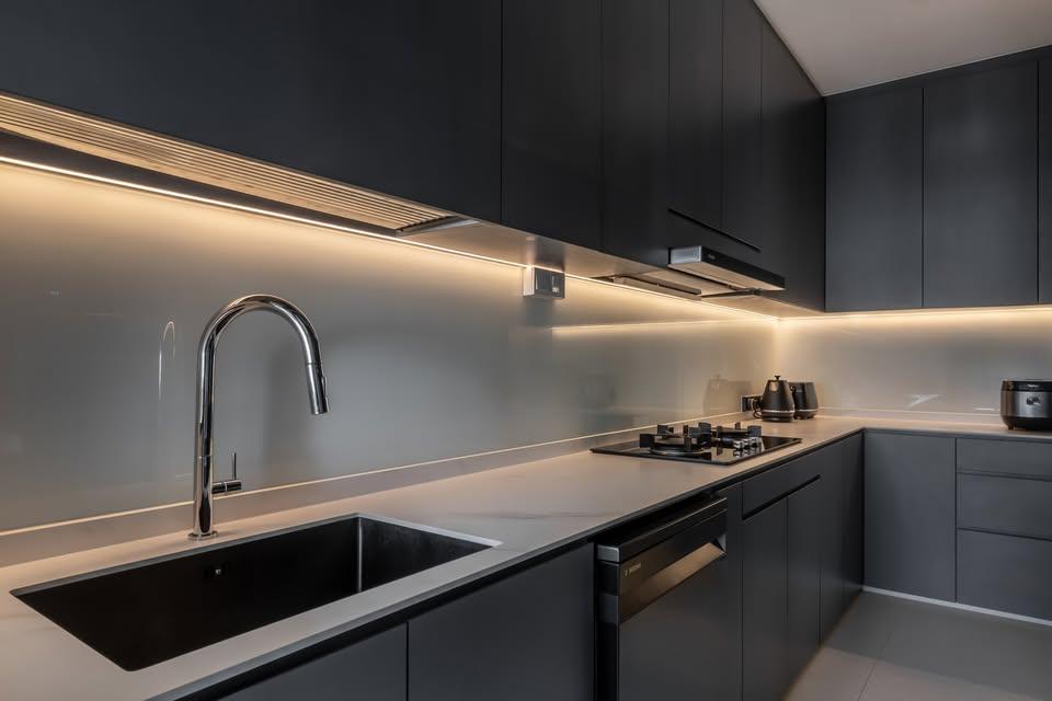 Modern Kitchen with Kitchen Tap and Kitchen Cabinets