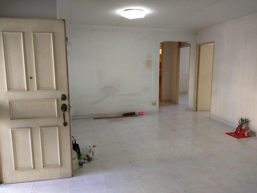 Asian Living Room with Vinyl Flooring and Homogeneous Tiles