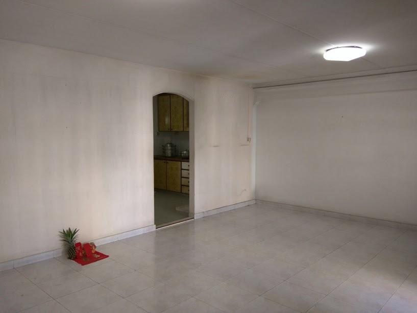 Asian Living Room with Vinyl Flooring and Homogeneous Tiles