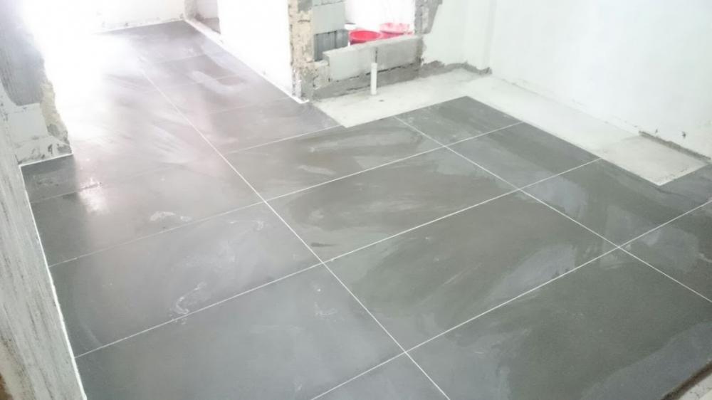 Asian Kitchen with Homogeneous Tiles and Herringbone Tiling