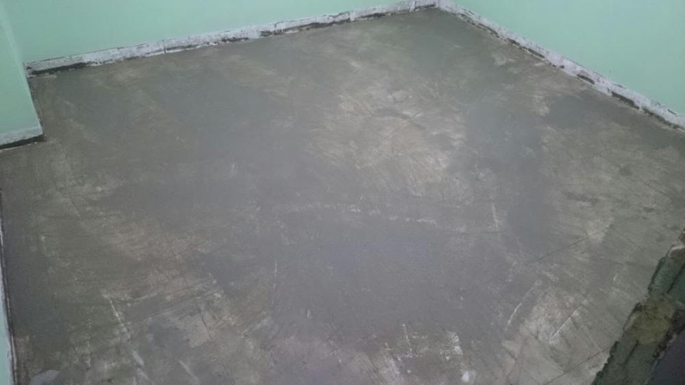Asian Bedroom with Vinyl Flooring and Homogeneous Tiles