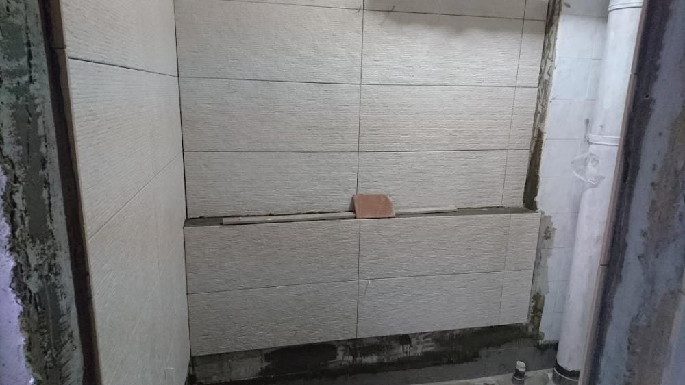 Asian Bathroom with Vinyl Flooring and Homogeneous Tiles