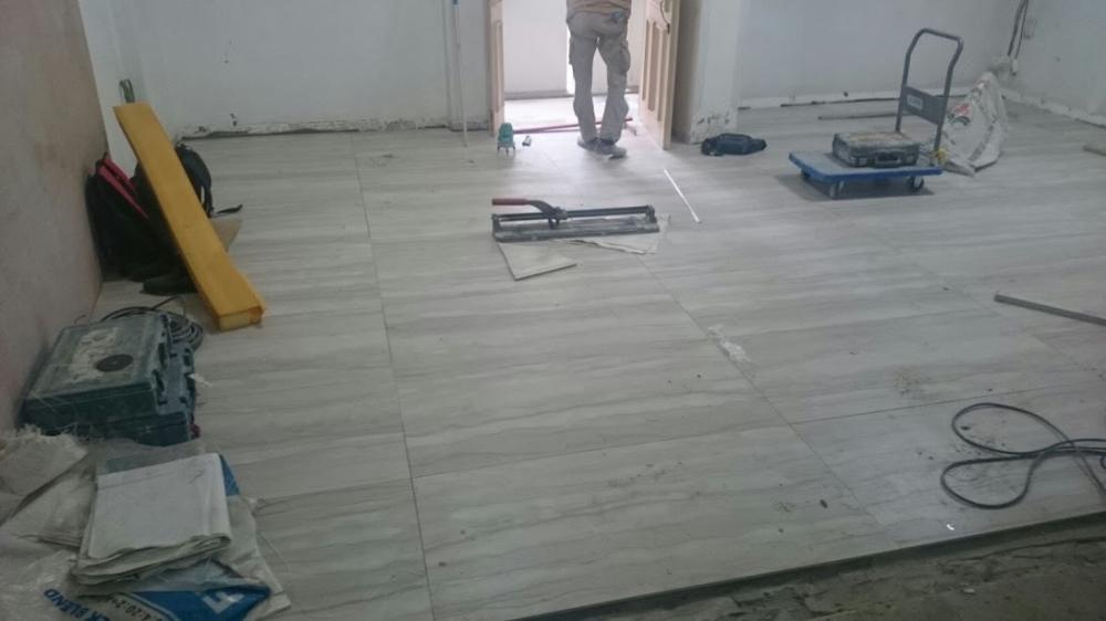 Asian Living Room with Vinyl Flooring and Homogeneous Tiles