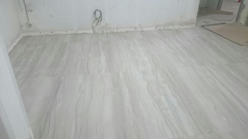 Asian Living Room with Vinyl Flooring and Homogeneous Tiles