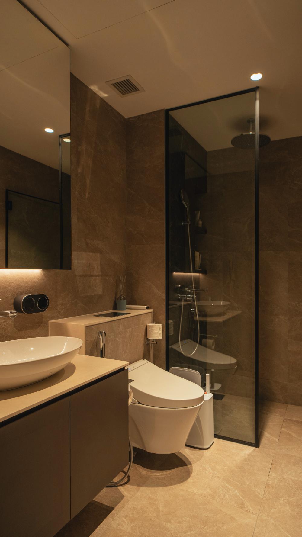 Modern Bathroom with Countertop and Homogeneous Tiles