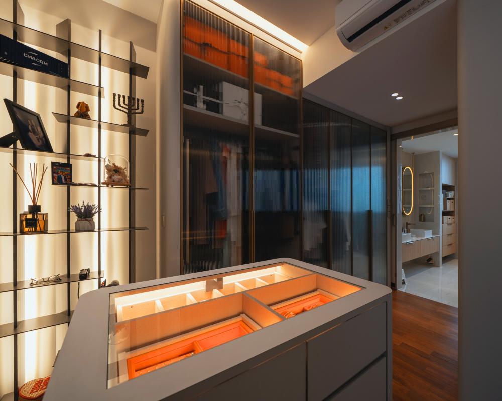 Modern Walk-in Wardrobe with Mirror and Wardrobe