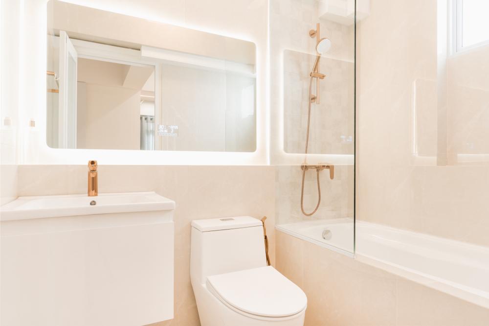 Contemporary Bathroom with Mirror and Bathtub