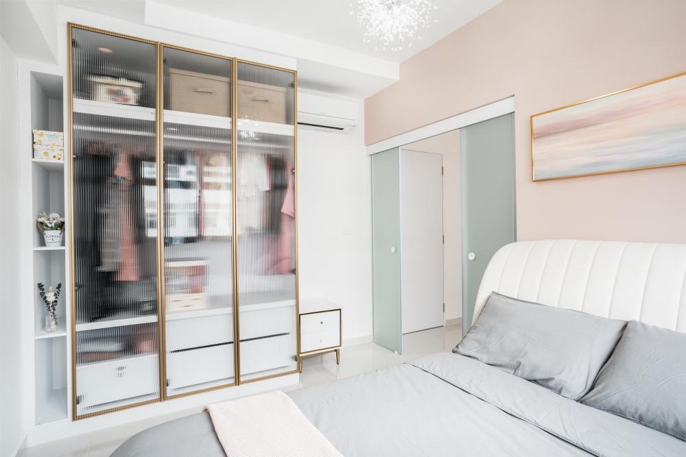 Contemporary Bedroom with Wardrobe and Closet