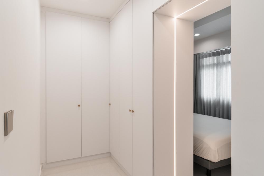 Contemporary Walk-in Wardrobe with Mirror and Wardrobe