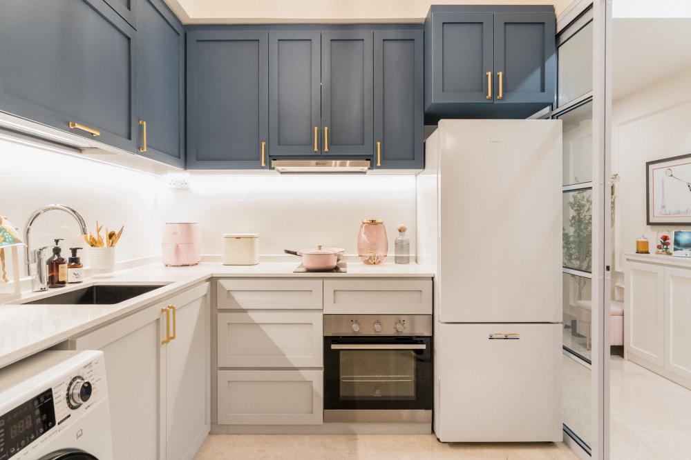 Modern Kitchen with Kitchen Window and Kitchen Island