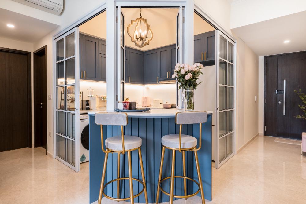 Modern Dining Room with Drop Ceiling and Breakfast Counter