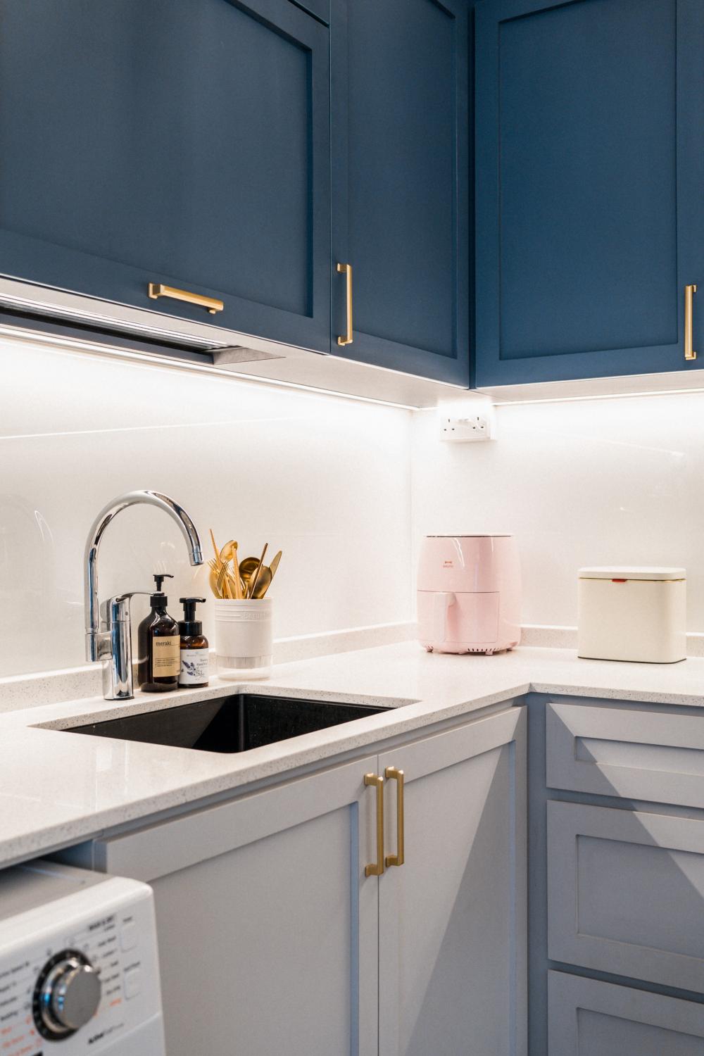 Modern Kitchen with Kitchen Window and Kitchen Island