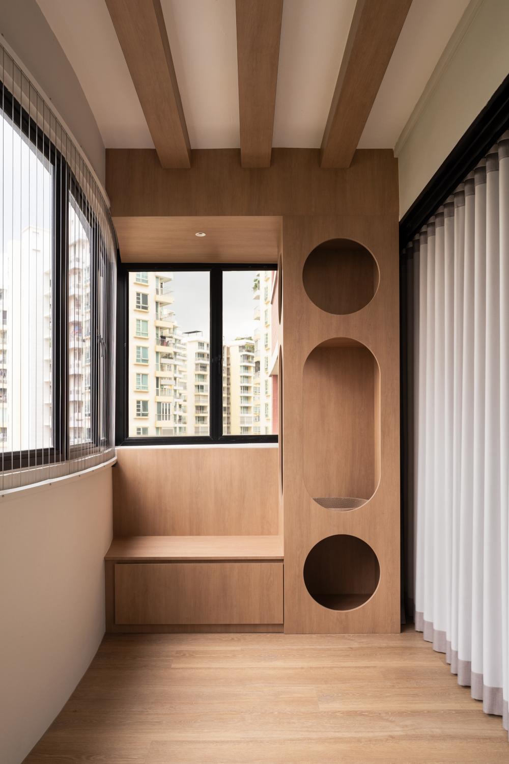 Scandinavian Balcony with Vinyl Flooring and Bay Window
