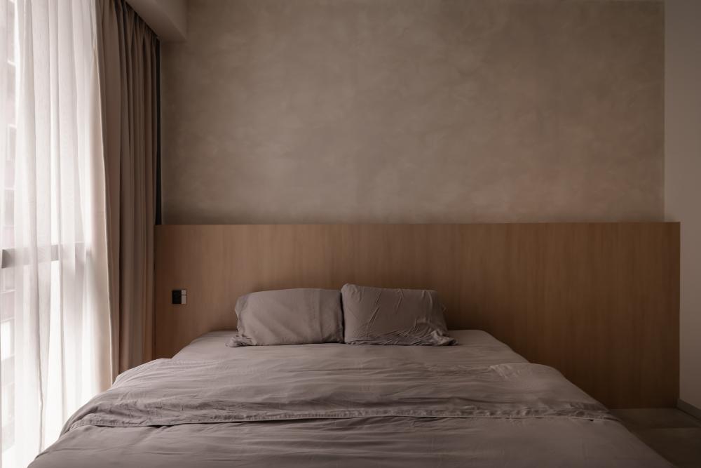 Minimalist Bedroom with Platform Bed and Flooring