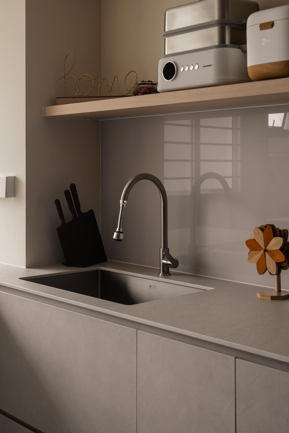 Modern Kitchen with Countertop and Kitchen Island