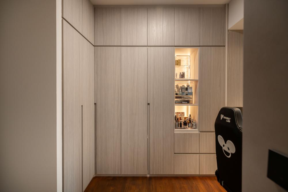 Modern Bedroom with Storage Cabinets and Display Cabinets