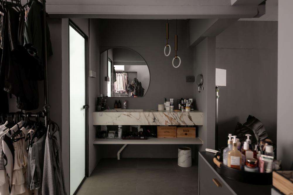 Modern Bathroom with Countertop and Mirror