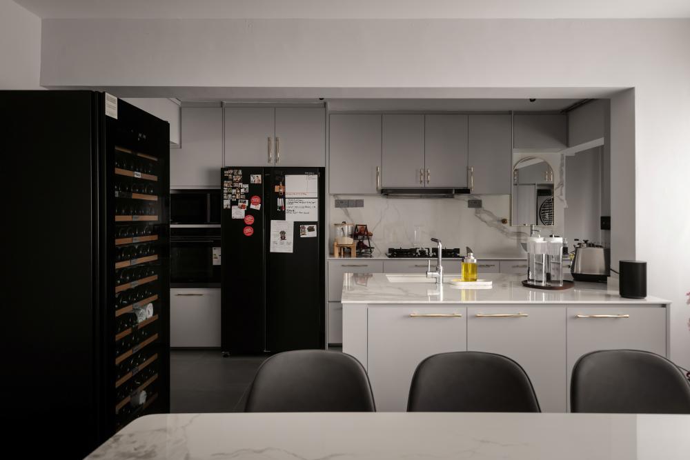 Modern Dining Room with Dining Table and Dining Chairs