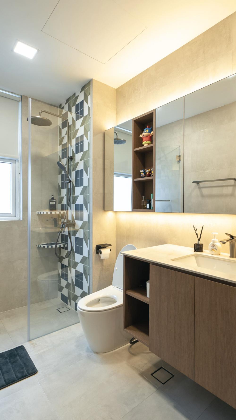 Contemporary Bathroom with Mirror and Bathtub