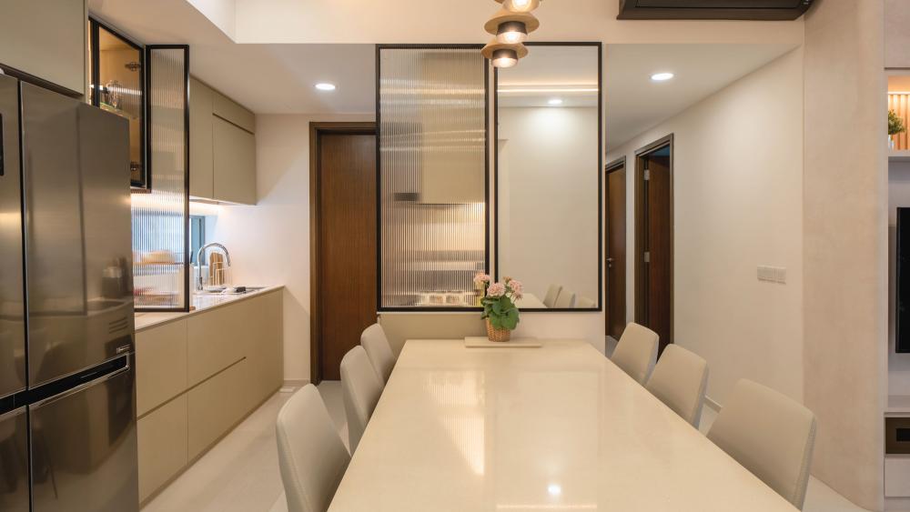 Contemporary Dining Room with Dining Table and Dining Chairs