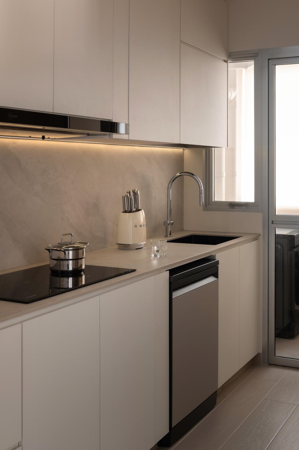 Contemporary Kitchen with Countertop and Homogeneous Tiles