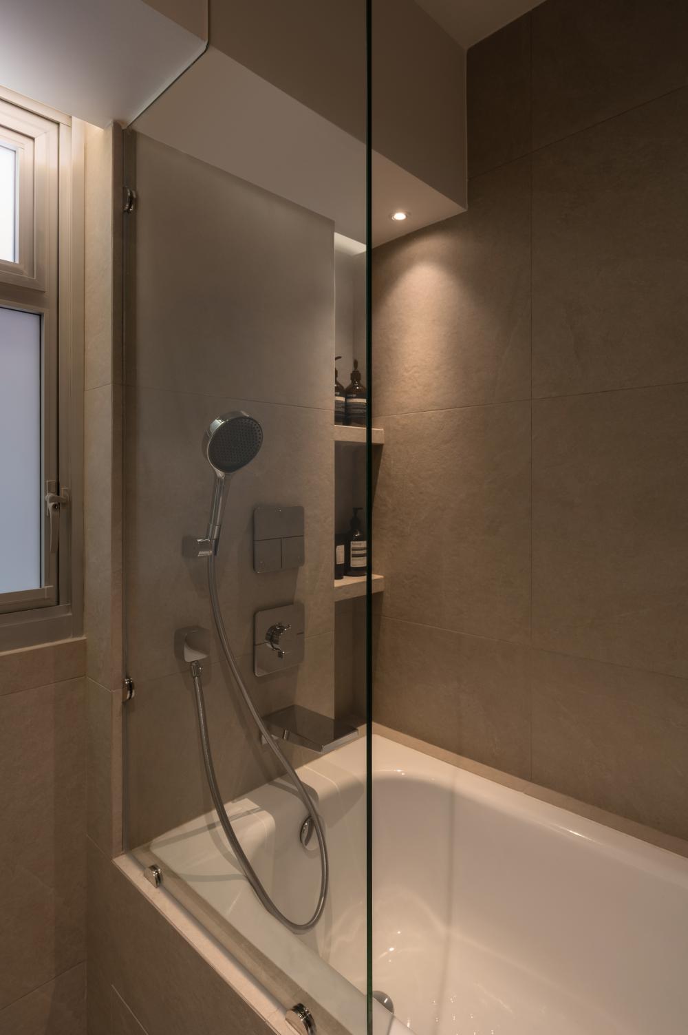 Contemporary Bathroom with Homogeneous Tiles and Bathtub