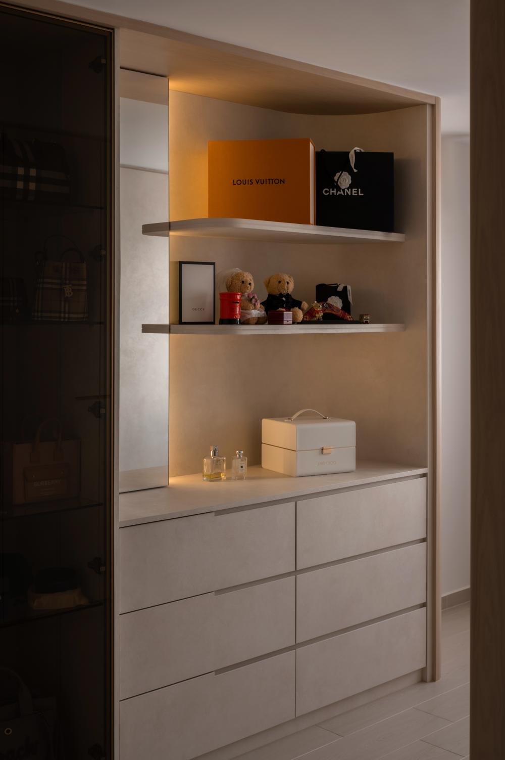 Contemporary Walk-in Wardrobe with Mirror and Wardrobe