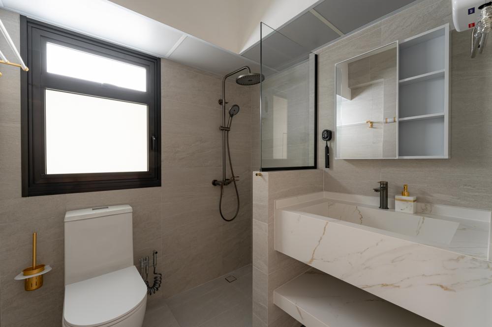 Modern Bathroom with Countertop and Rainshower