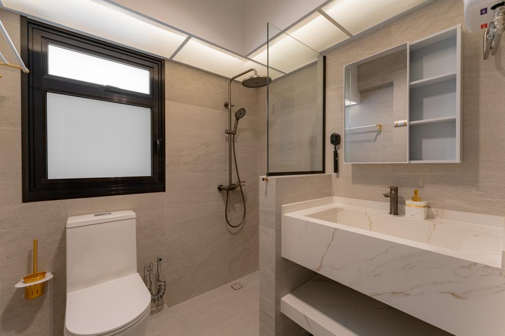 Modern Bathroom with Countertop and Wash Basins