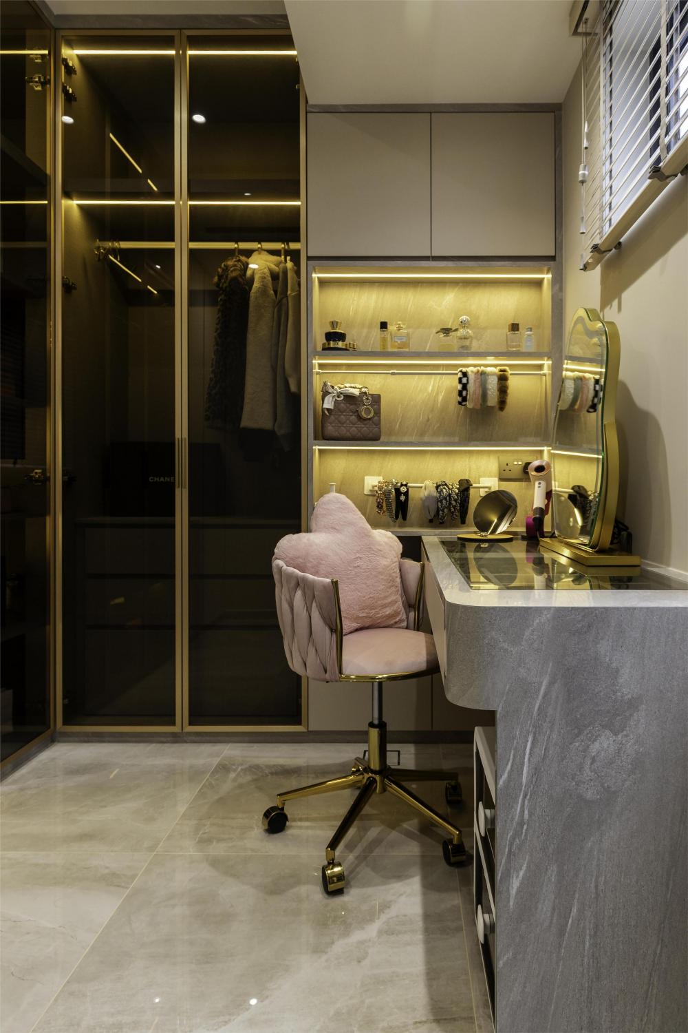 Modern Walk-in Wardrobe with Mirror and Wardrobe