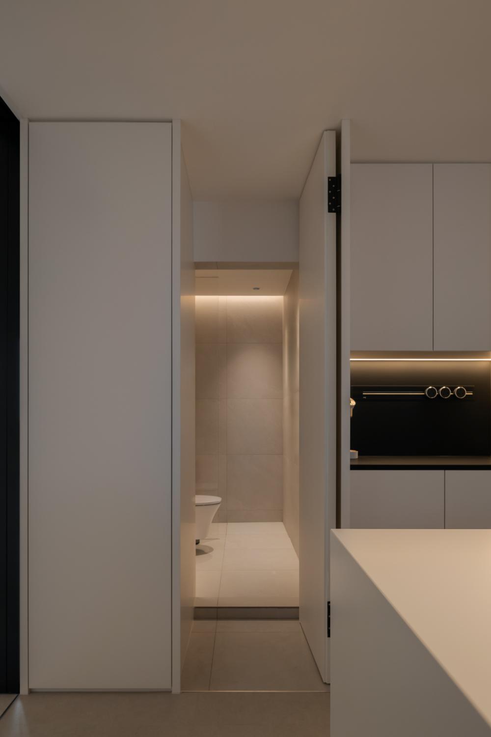 Minimalist Bathroom with Countertop and Homogeneous Tiles