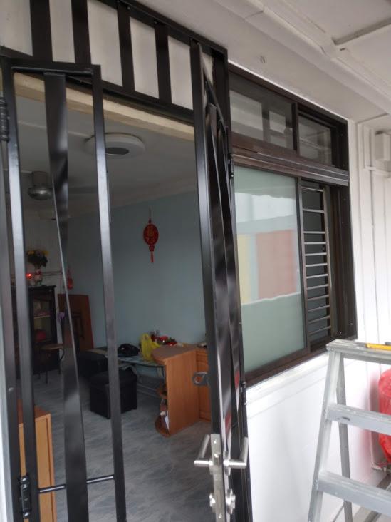 Asian Living Room with Vinyl Flooring and Homogeneous Tiles