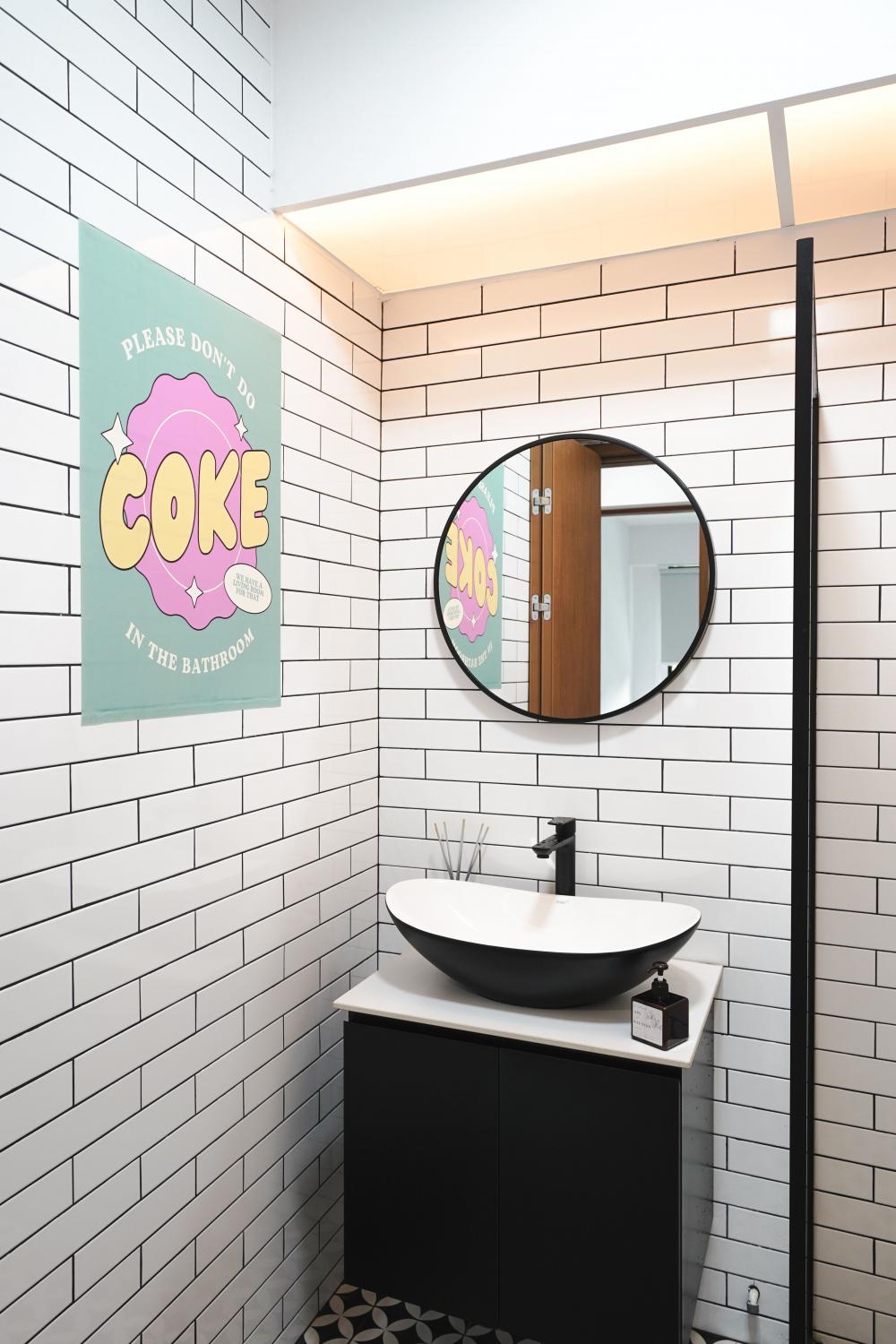 Modern Bathroom with Marble Floor and Mirror