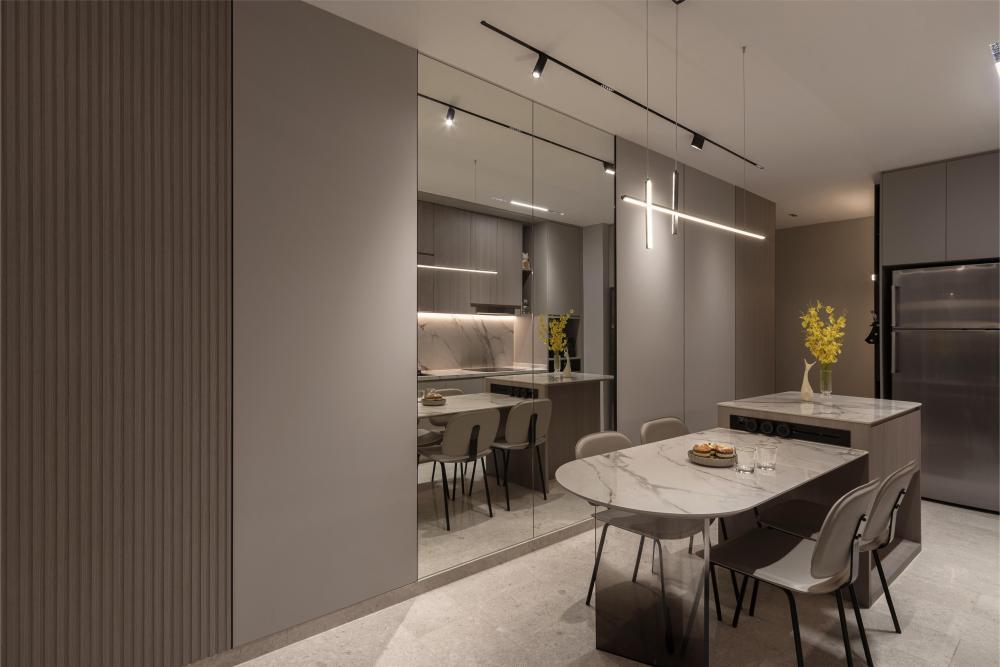 Modern Dining Room with Dining Table and Dining Chairs