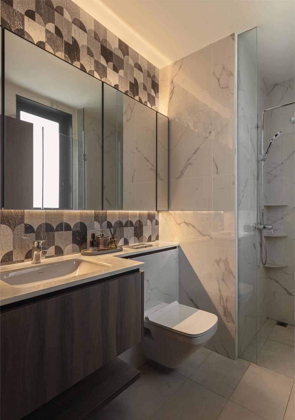 Modern Bathroom with Countertop and Shower Screen