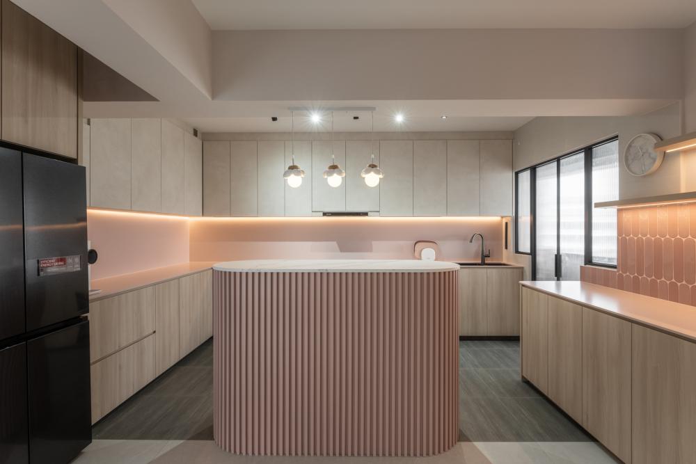 Contemporary Kitchen with Homogeneous Tiles and Kitchen Island