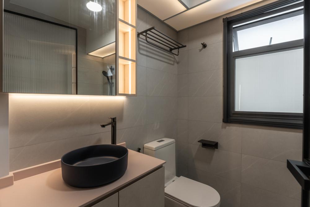 Contemporary Bathroom with Homogeneous Tiles and Shower Screen