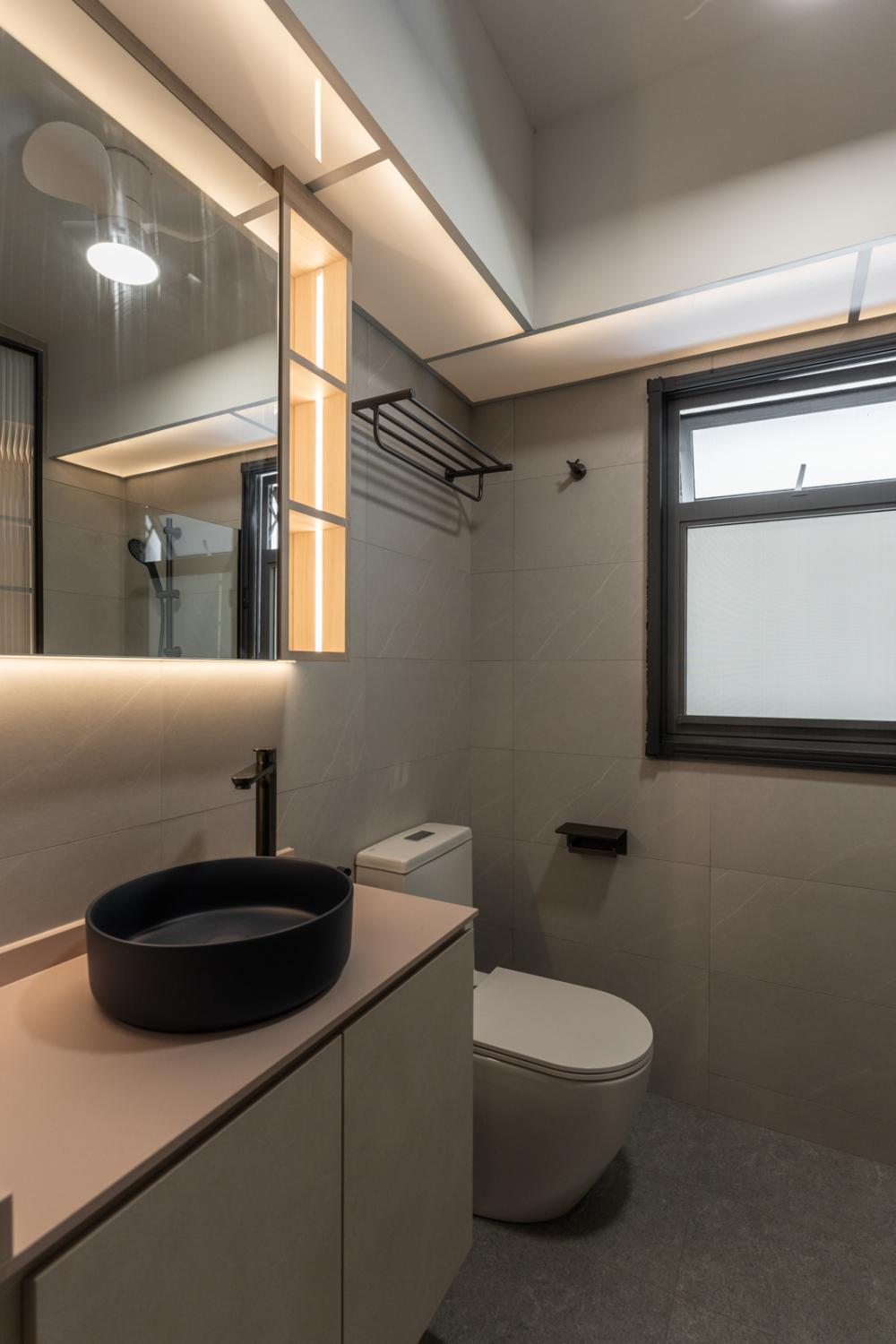 Contemporary Bathroom with Homogeneous Tiles and Shower Screen