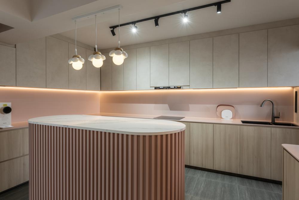 Contemporary Kitchen with Homogeneous Tiles and Kitchen Island