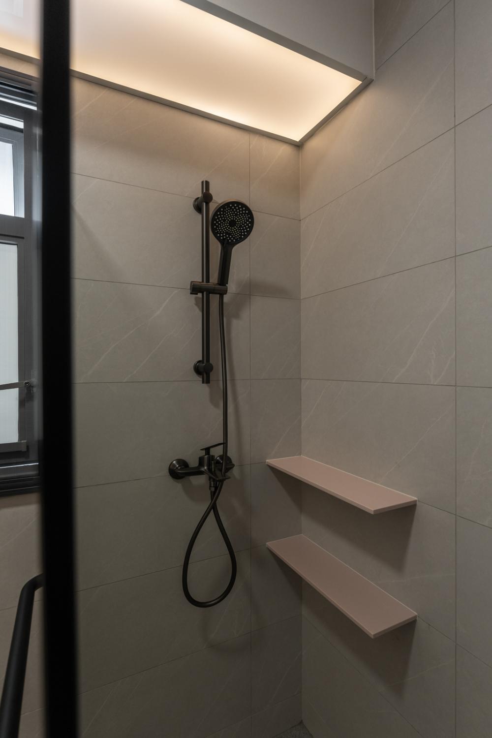 Contemporary Bathroom with Homogeneous Tiles and Shower Screen