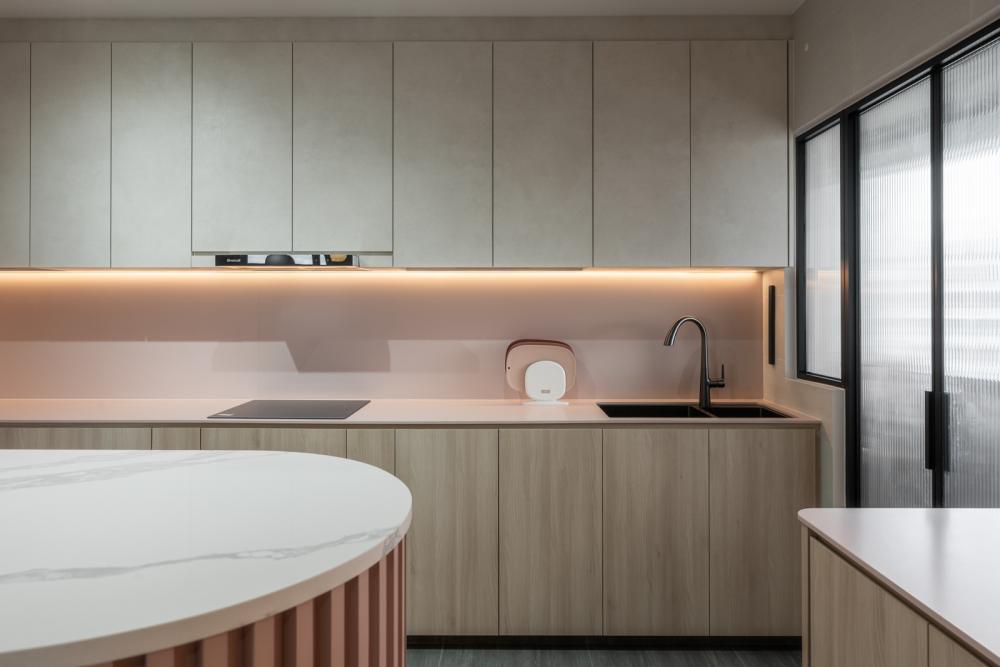 Contemporary Kitchen with Countertop and Homogeneous Tiles
