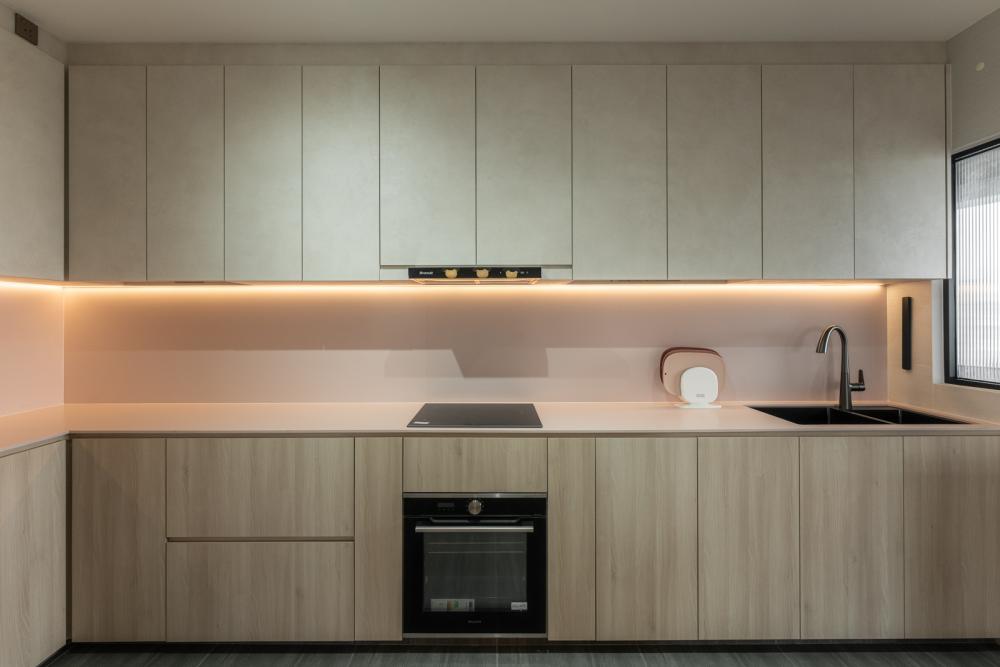 Contemporary Kitchen with Countertop and Homogeneous Tiles