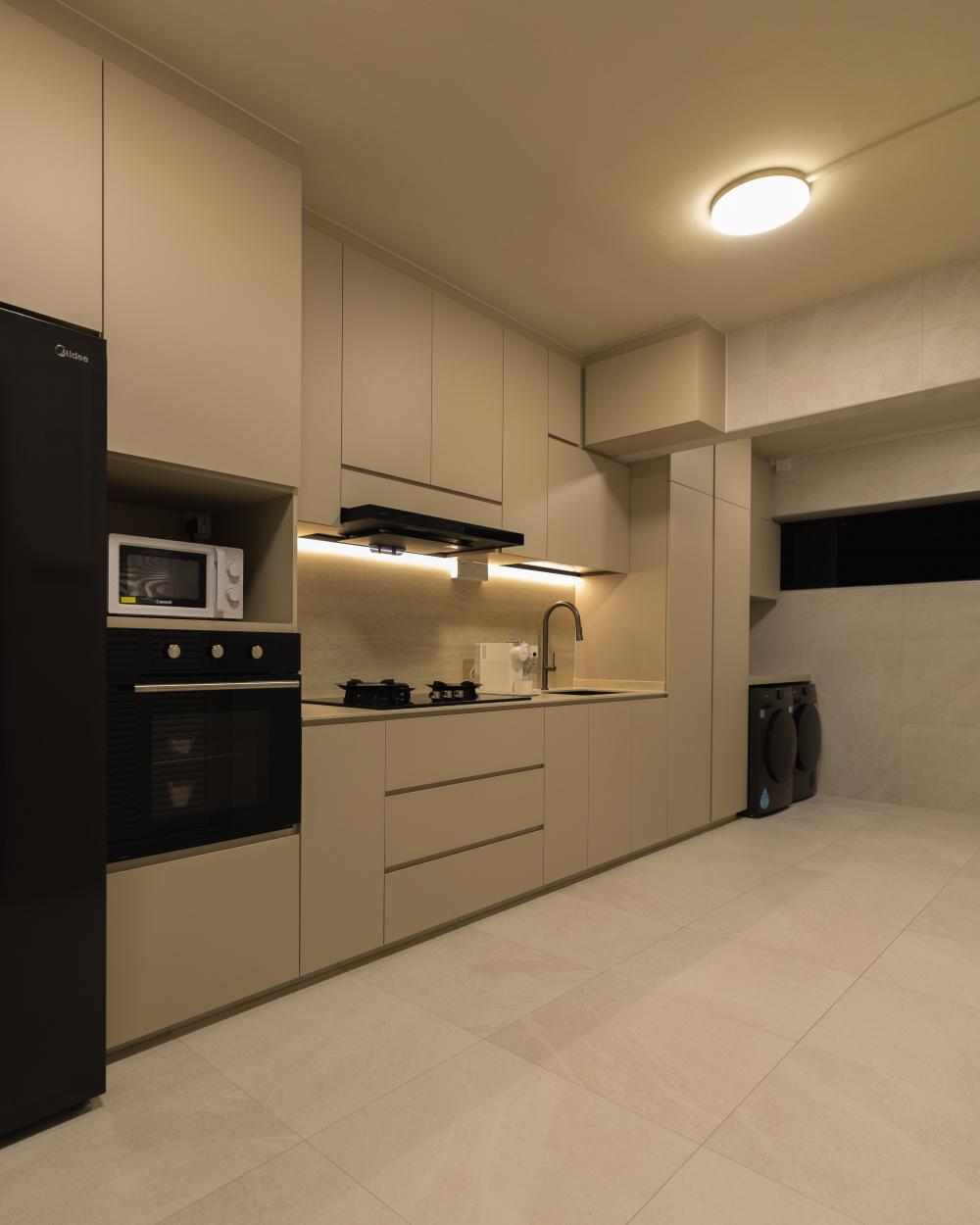 Minimalist Kitchen with Kitchen Island and Mosaic