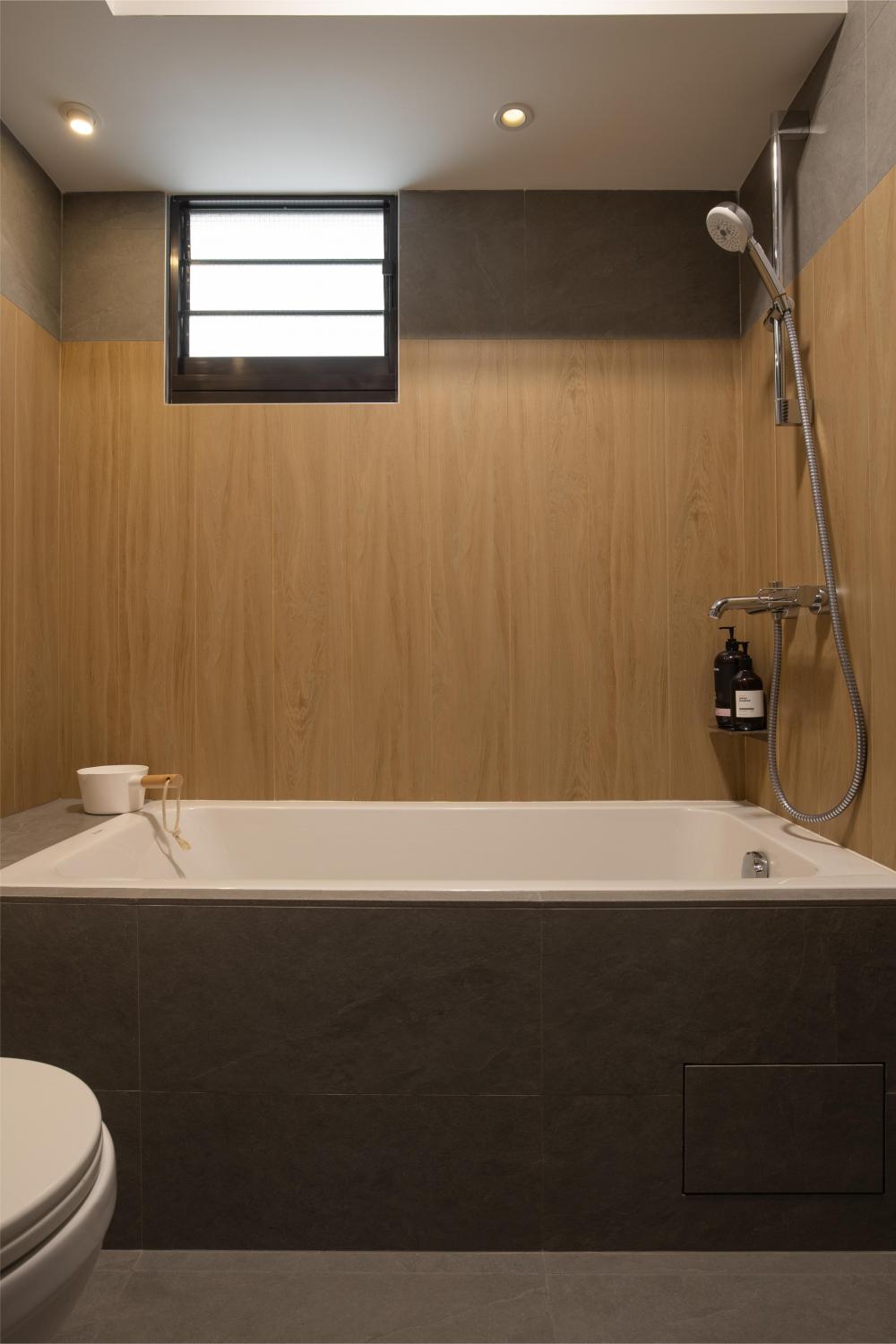 Modern Bathroom with Bathtub and Toilet Bowl