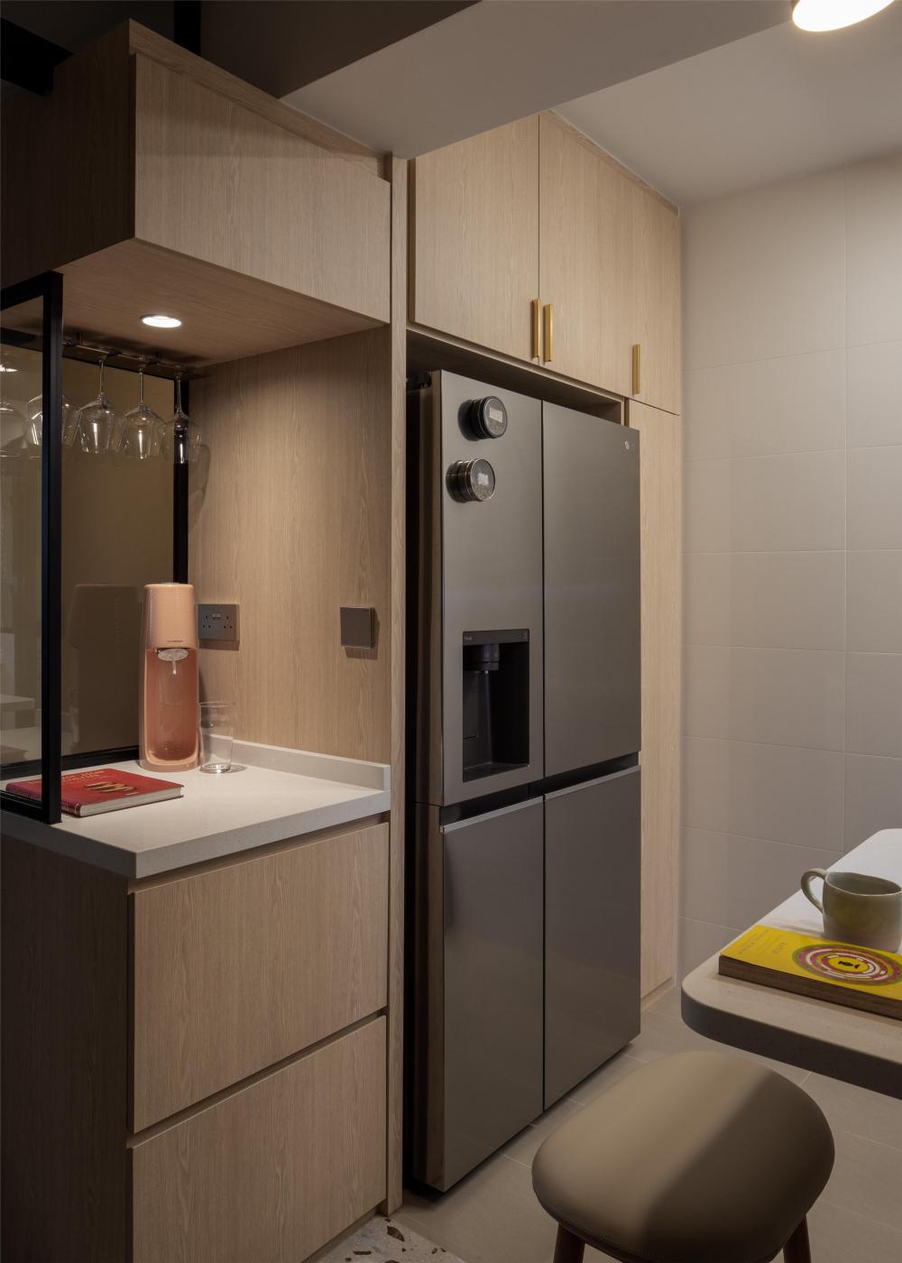 Modern Kitchen with Open Kitchen and Breakfast Counter