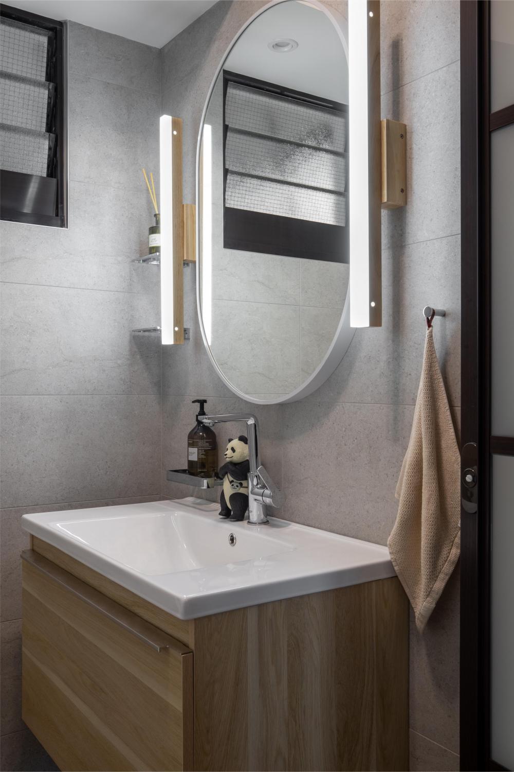 Modern Bathroom with Mirror and Bathroom Accessories