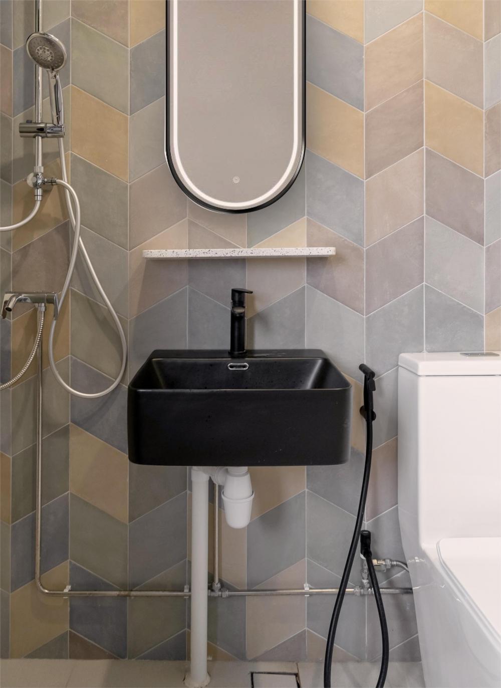Contemporary Bathroom with Mirror and Bathroom Tap