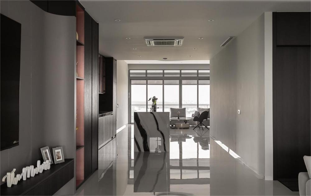 Modern Living Room with Countertop and Display Cabinets